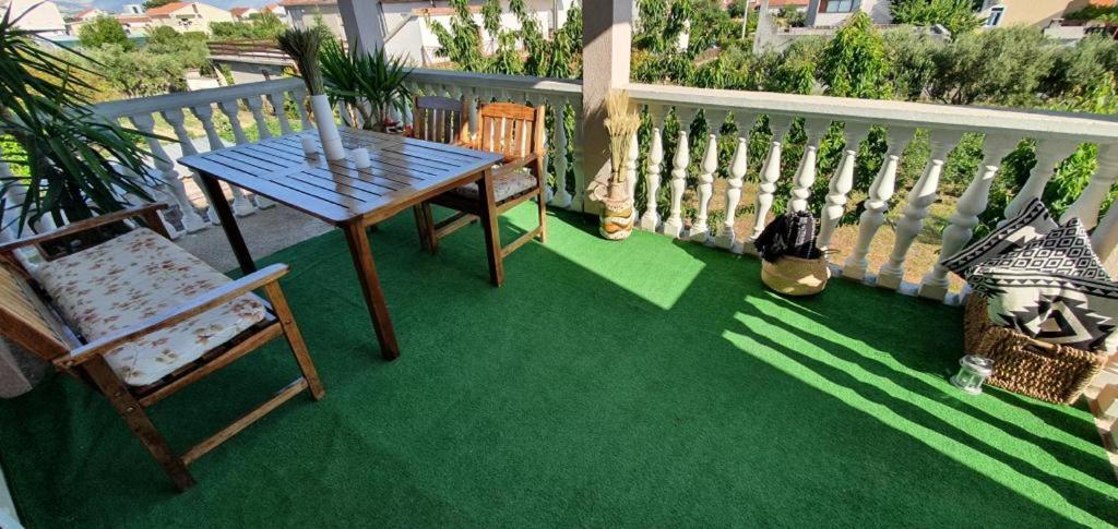 Three Bedroom Apartment Between Trogir And Split Kastela Exterior photo